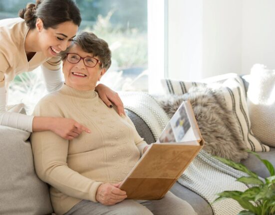 4 Signs Your Old Mother May Benefit from Assisted Living Care