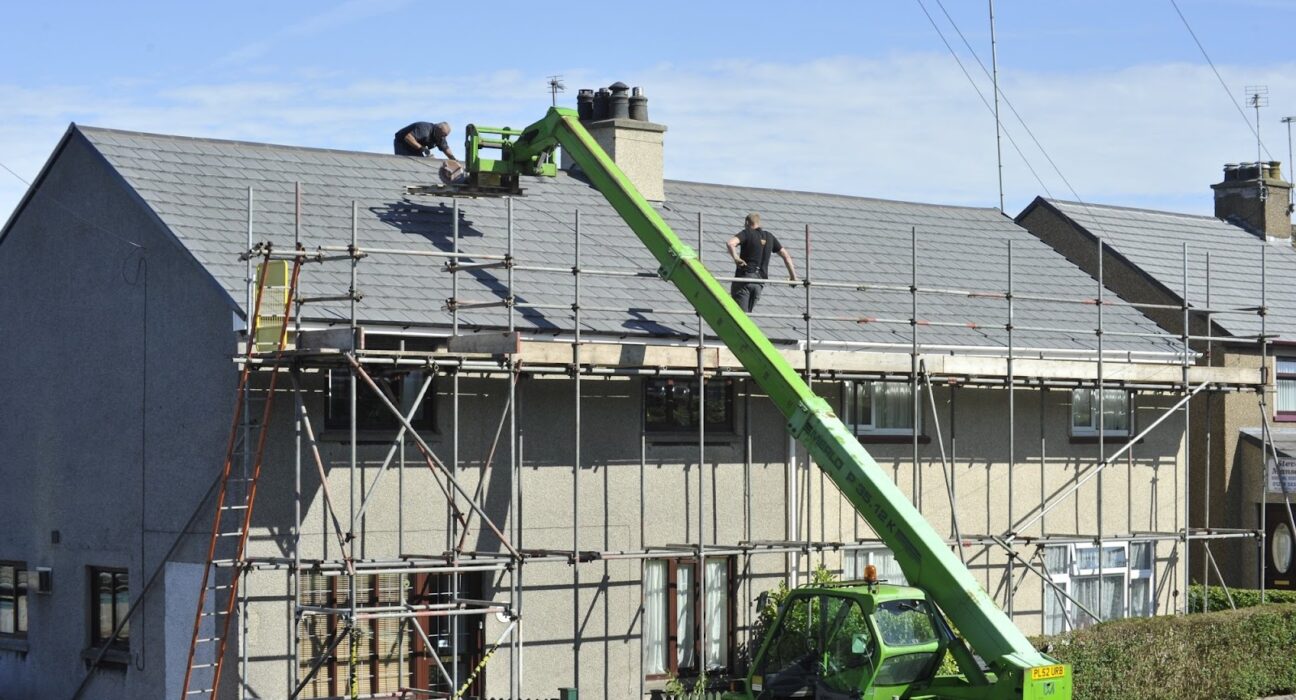 Common Mistakes to Avoid When Hiring Roof Services