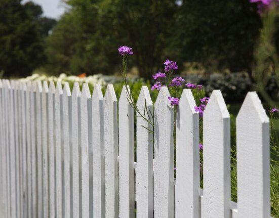 How to Maintain Your Vinyl Fence Colors for Long-Lasting Beauty