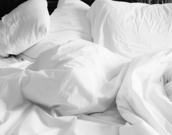 Seasonal Bedding: When to Use a Comforter vs. a Duvet