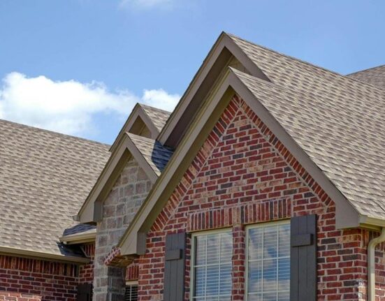 How Asphalt Shingles Roof Age Affects Performance and Maintenance