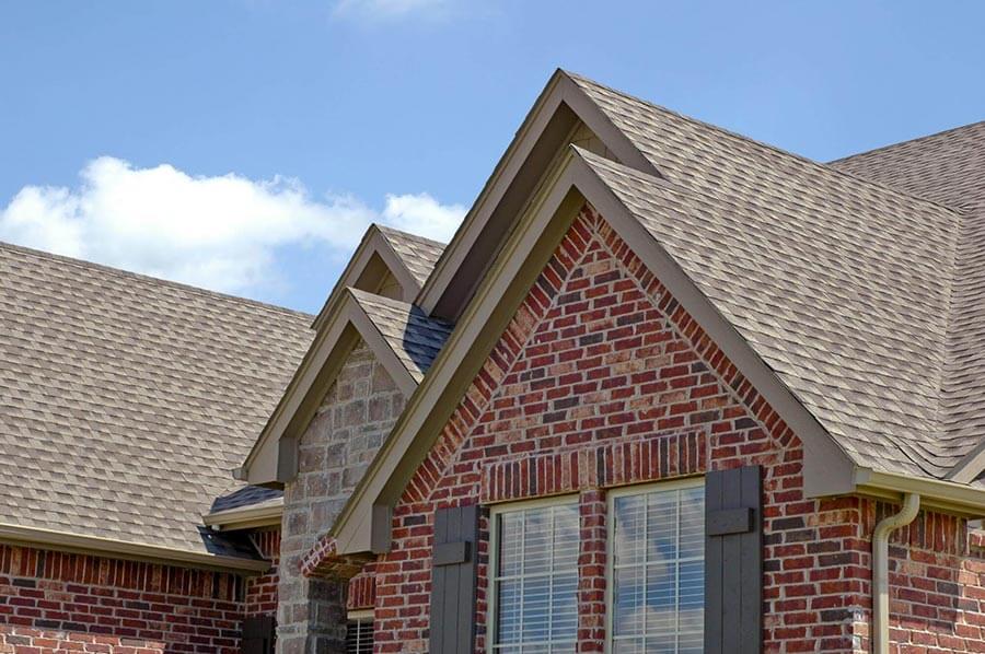 How Asphalt Shingles Roof Age Affects Performance and Maintenance