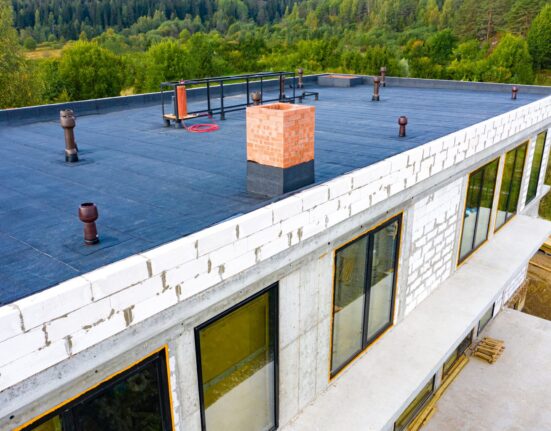 The Comprehensive Guide to Flat Roof Materials: Features and Benefits